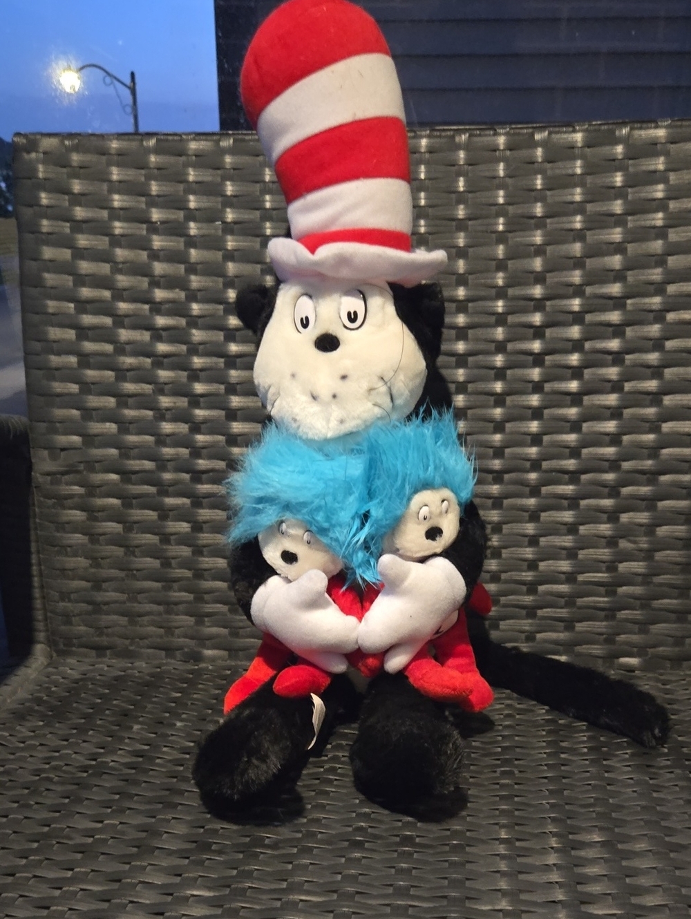 🎩Universal Studios Dr. Seuss The Cat in the Hat Plush Holding Thing 1 & Thing 2